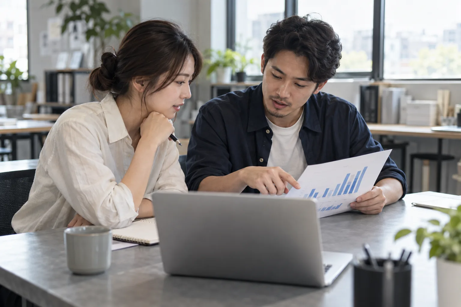行銷人員討論紙本圖表與廣告規劃