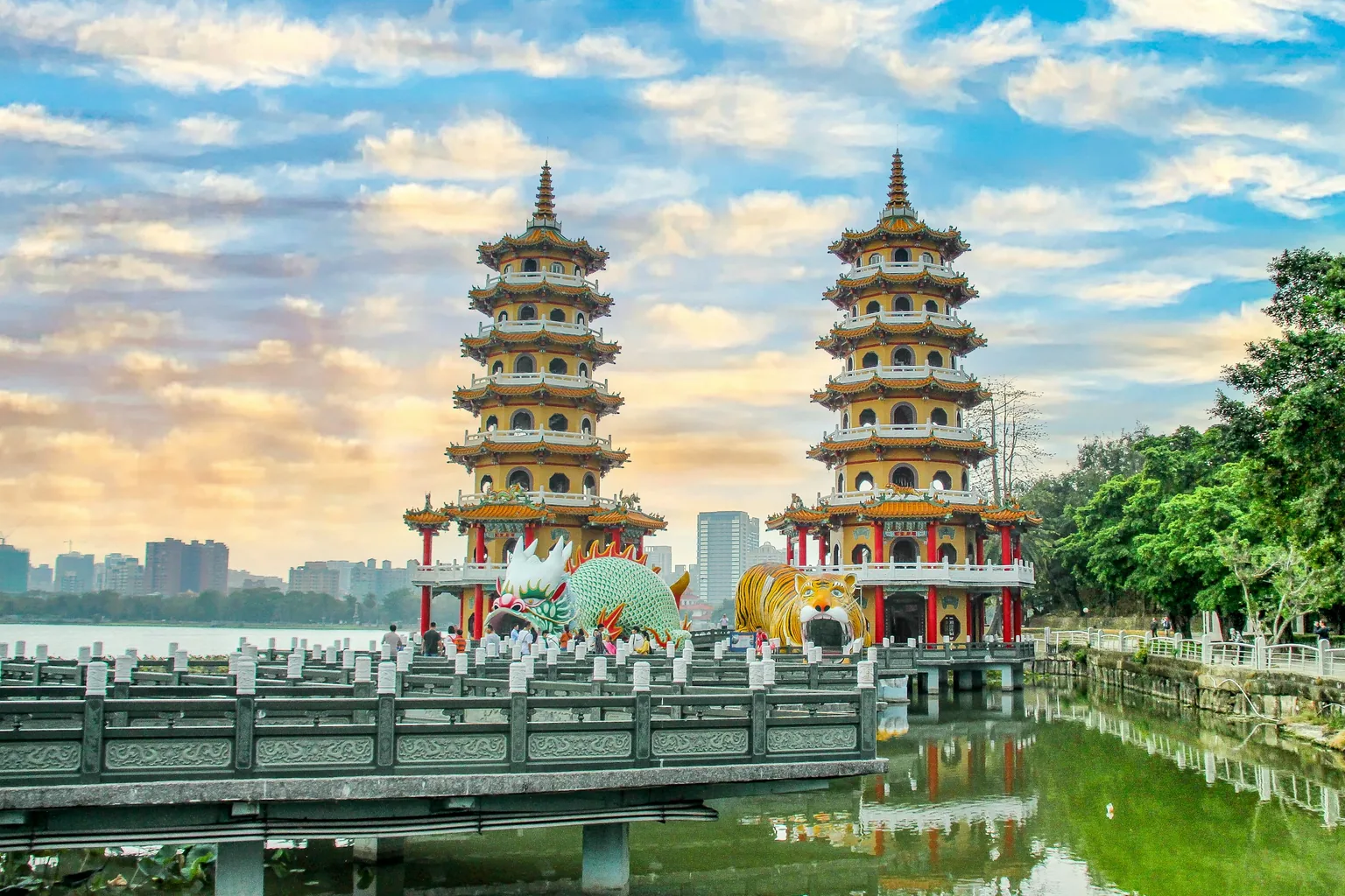 蓮池潭上的龍虎塔與九曲橋