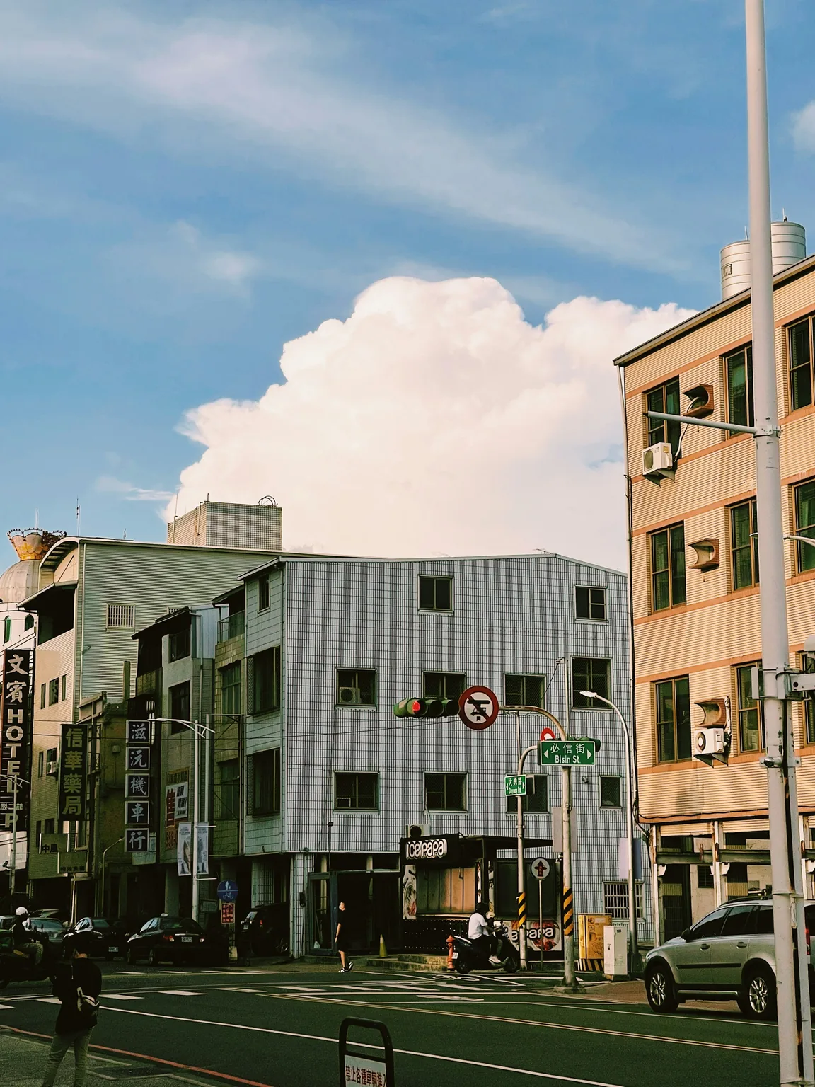高雄街角的建築與店面
