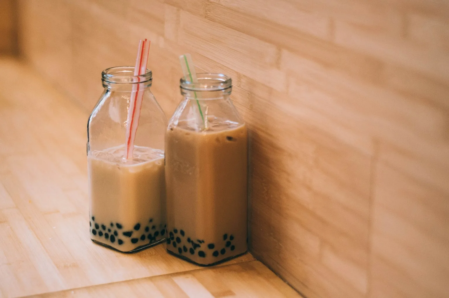 木桌上的兩瓶珍珠奶茶