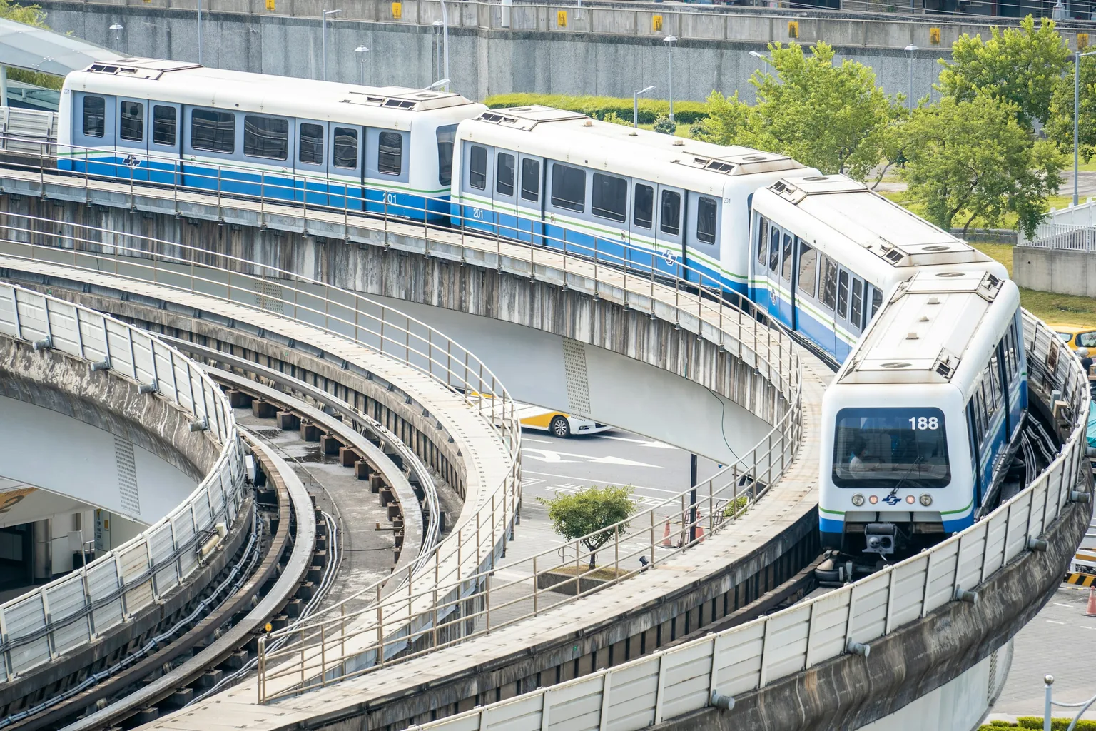 高架軌道上轉彎的捷運列車