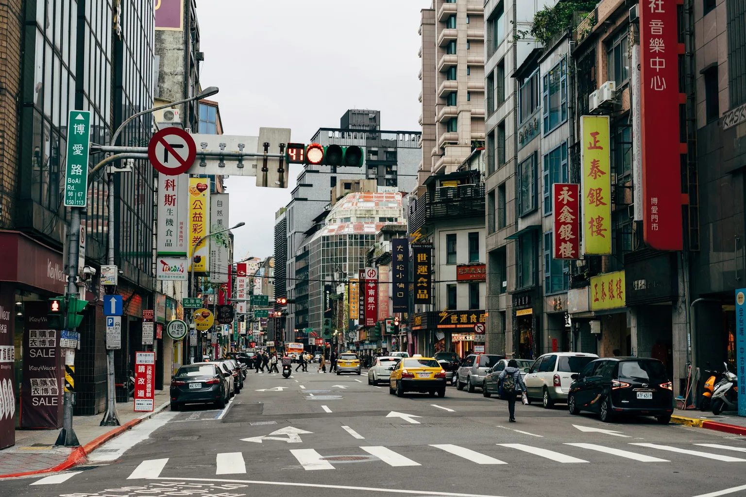 台北街道的路口與兩側店面