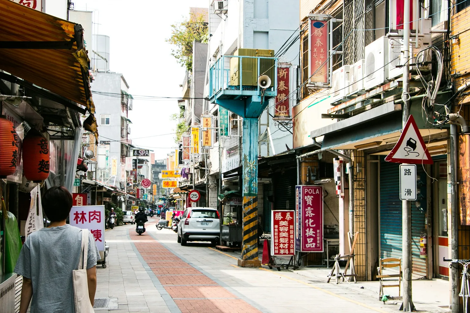 新北市街道兩側的店面與建築